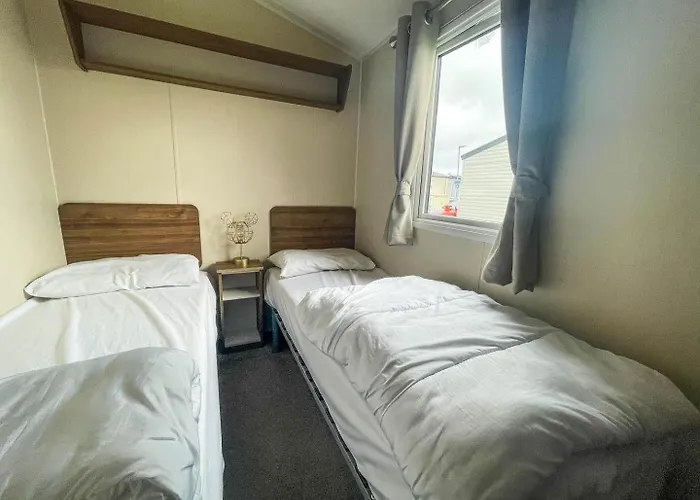 Superb 8 Berth Caravan For Hire At A Great Holiday Park In Norfolk Ref 50007A