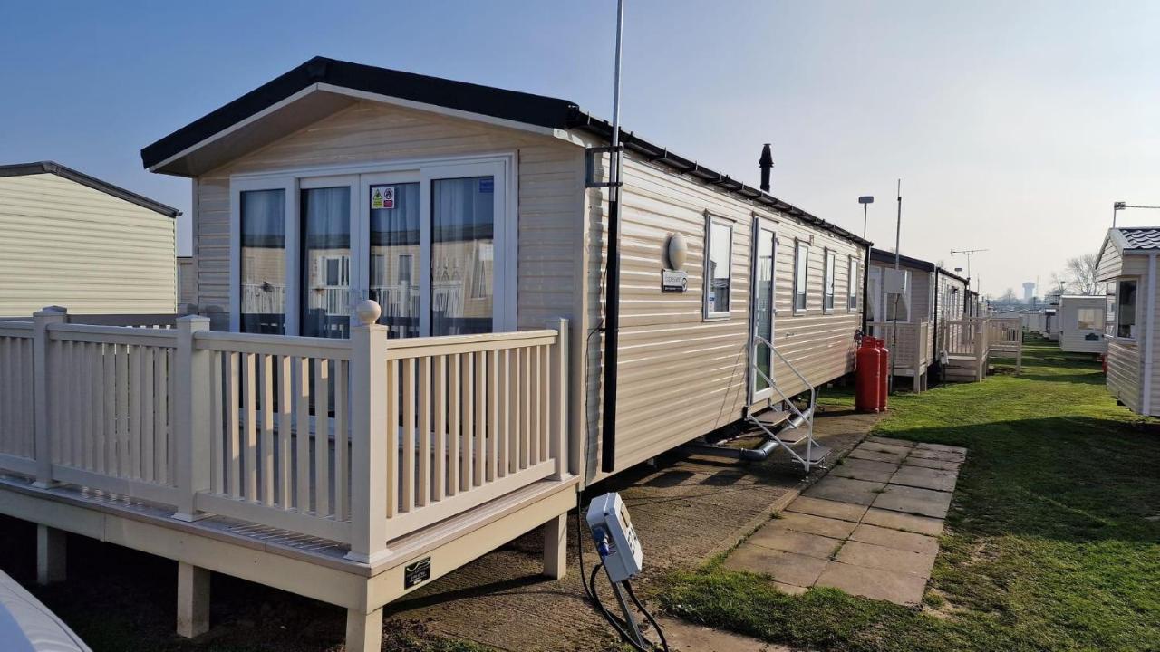 Superb 8 Berth Caravan For Hire At A Great Holiday Park In Norfolk Ref 50007a * Great Yarmouth