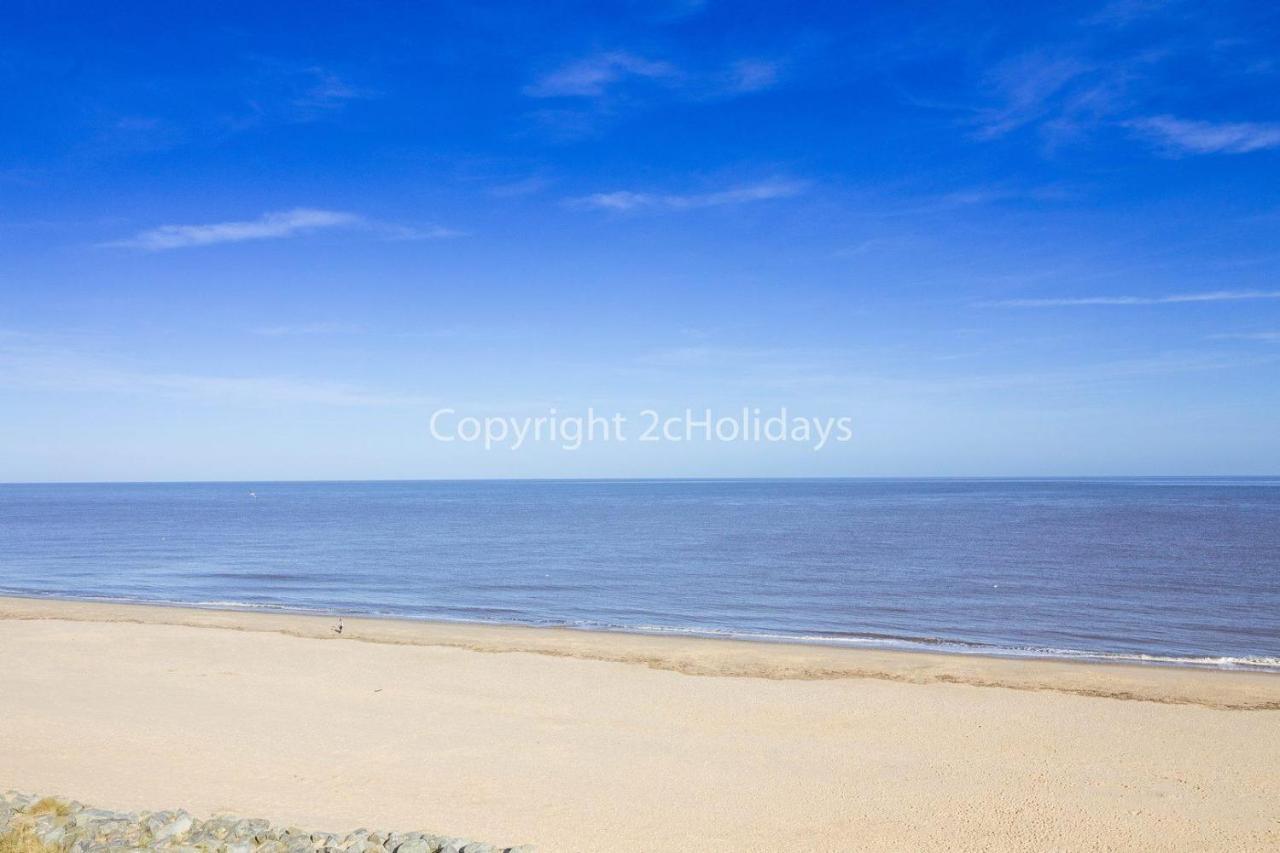 Superb 8 Berth Caravan For Hire At A Great Holiday Park In Norfolk Ref 50007a Campsite *