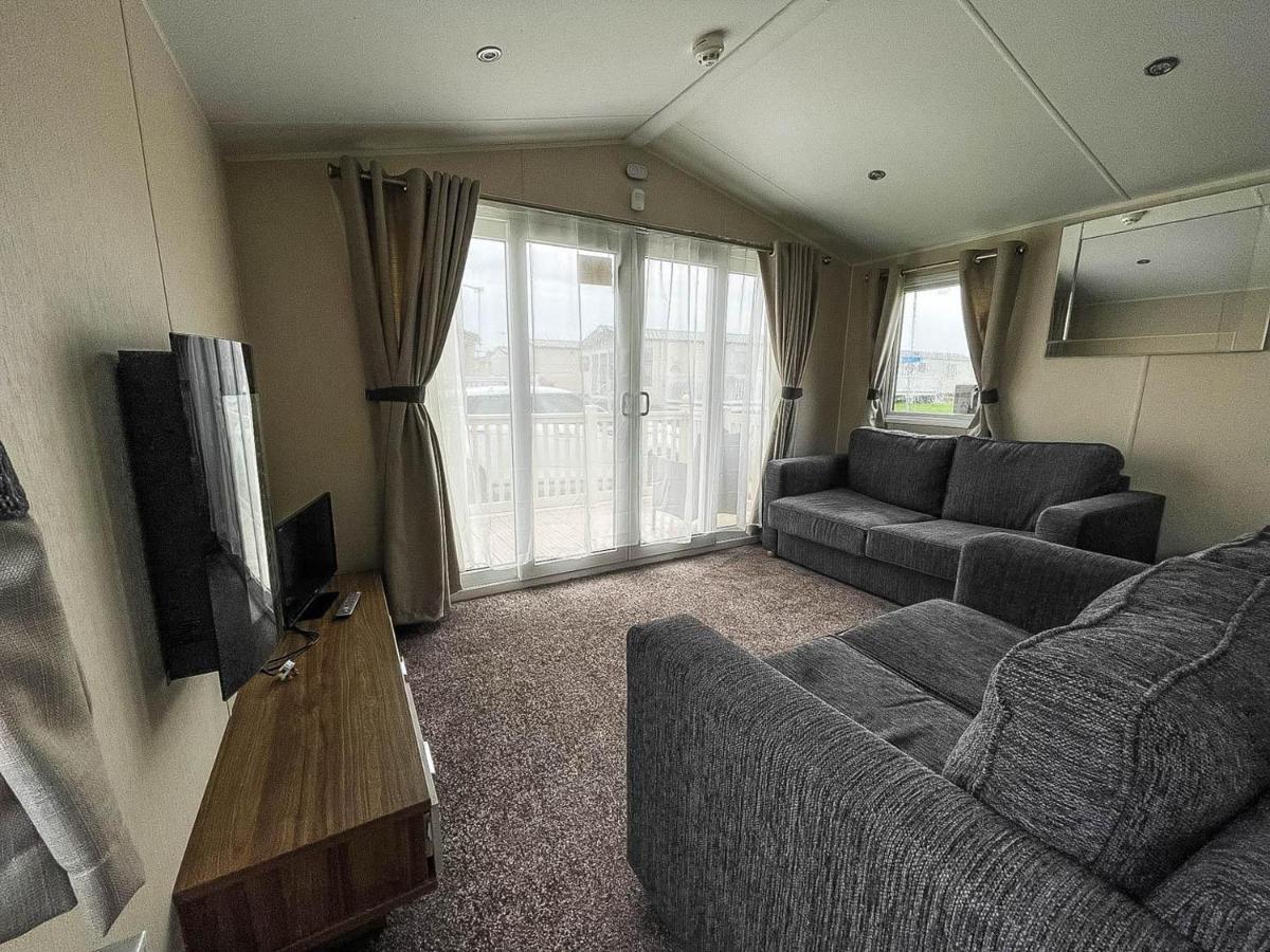 Superb 8 Berth Caravan For Hire At A Great Holiday Park In Norfolk Ref 50007a Campsite Great Yarmouth