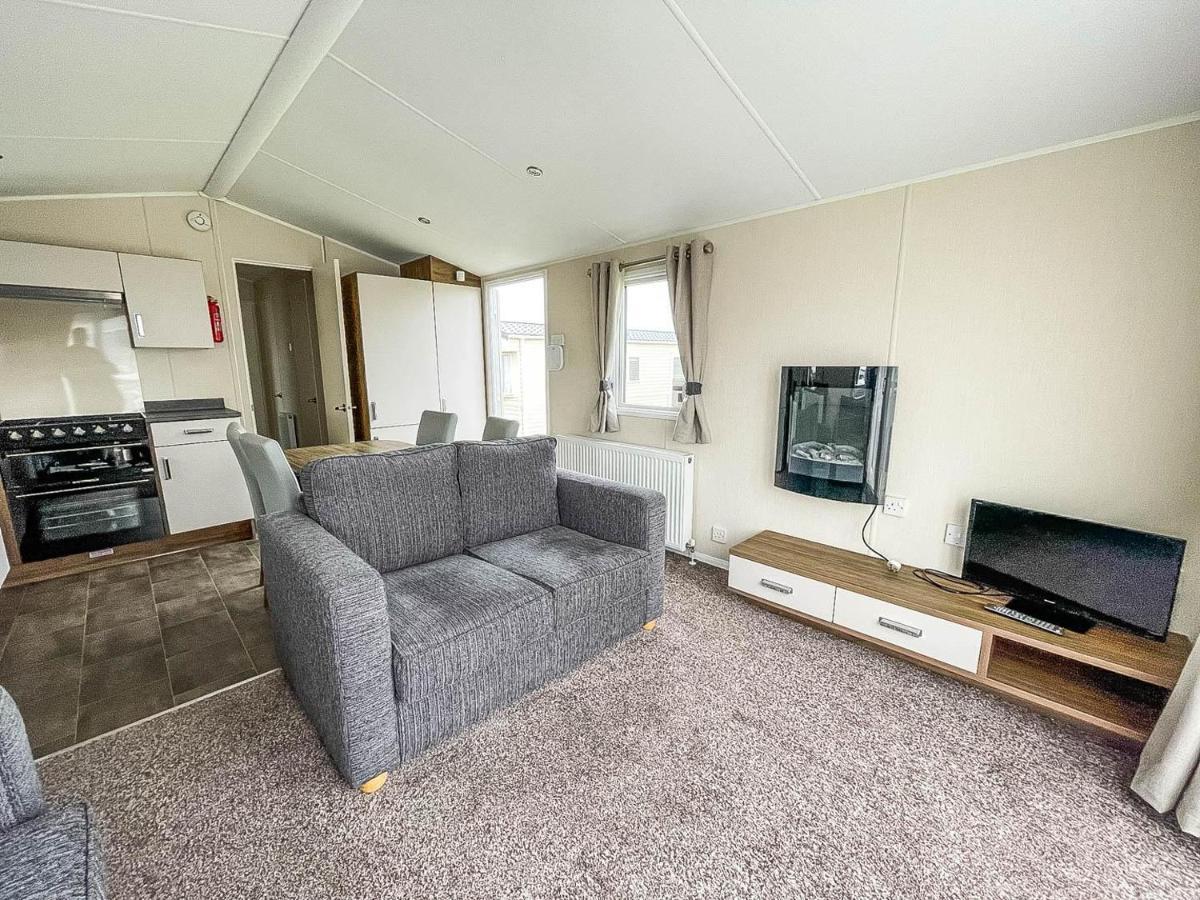 Campsite Superb 8 Berth Caravan For Hire At A Great Holiday Park In Norfolk Ref 50007a *
