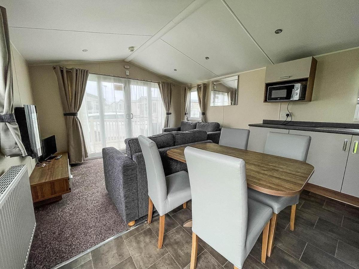 Campsite Superb 8 Berth Caravan For Hire At A Great Holiday Park In Norfolk Ref 50007a *