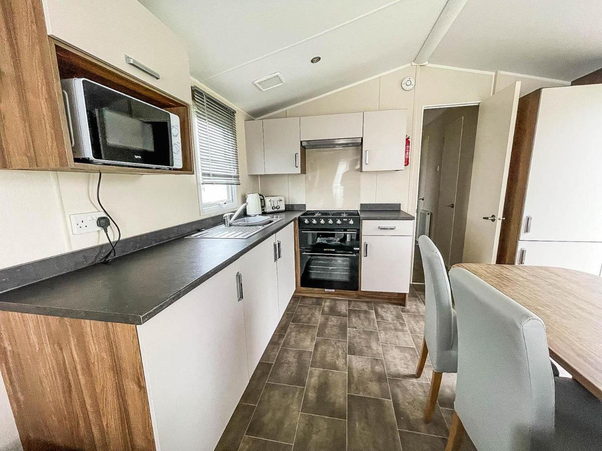 Campsite Superb 8 Berth Caravan For Hire At A Great Holiday Park In Norfolk Ref 50007a Great Yarmouth
