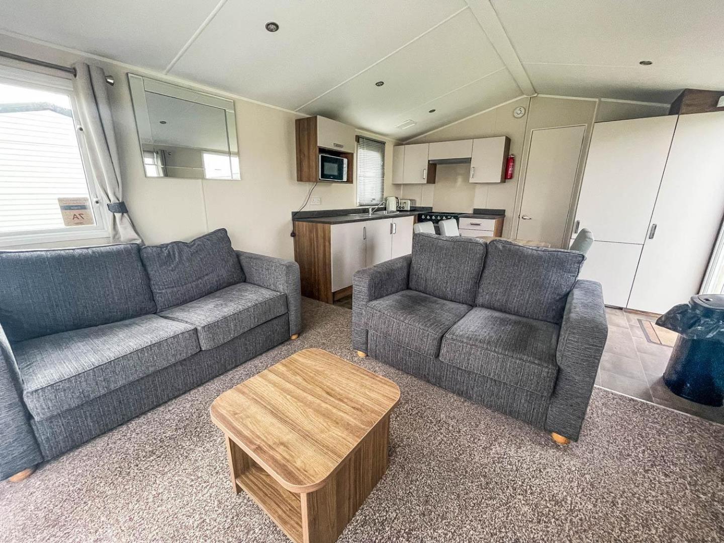 Campsite Superb 8 Berth Caravan For Hire At A Great Holiday Park In Norfolk Ref 50007a *