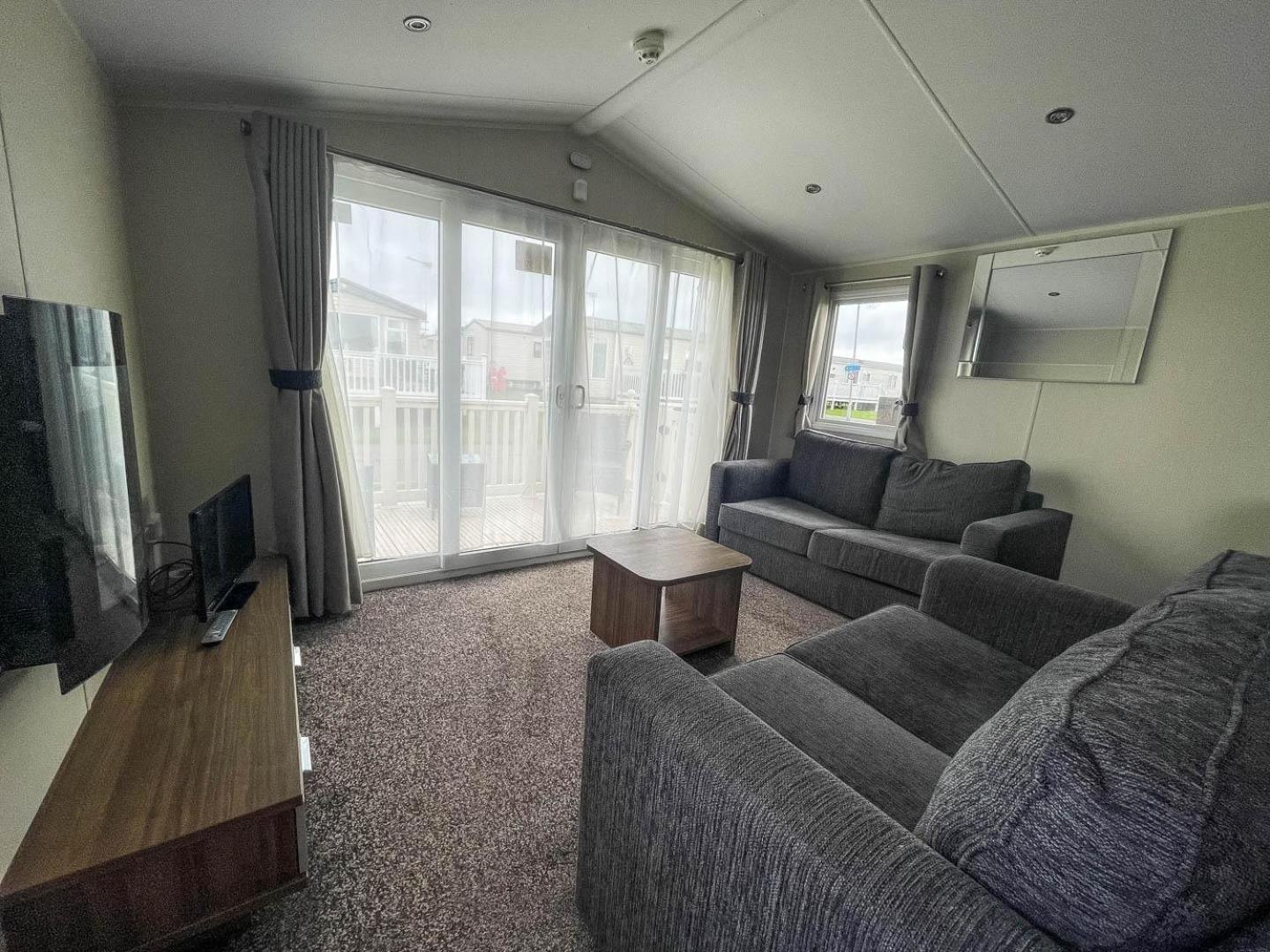 Campsite Superb 8 Berth Caravan For Hire At A Great Holiday Park In Norfolk Ref 50007a Great Yarmouth