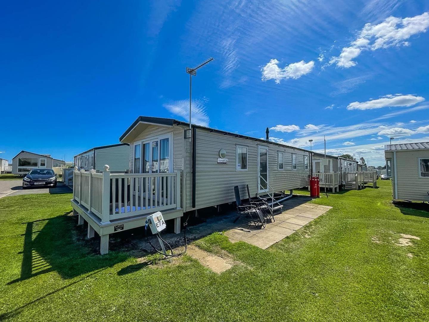 Superb 8 Berth Caravan For Hire At A Great Holiday Park In Norfolk Ref 50007a Campsite Great Yarmouth