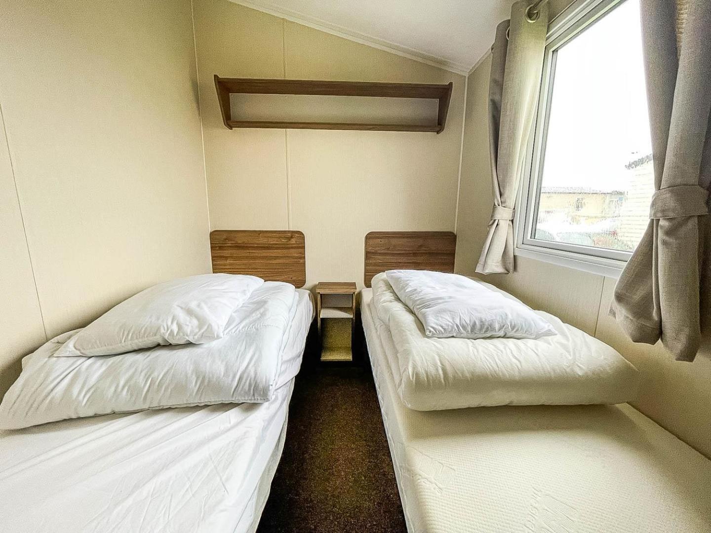 Superb 8 Berth Caravan For Hire At A Great Holiday Park In Norfolk Ref 50007a Great Yarmouth