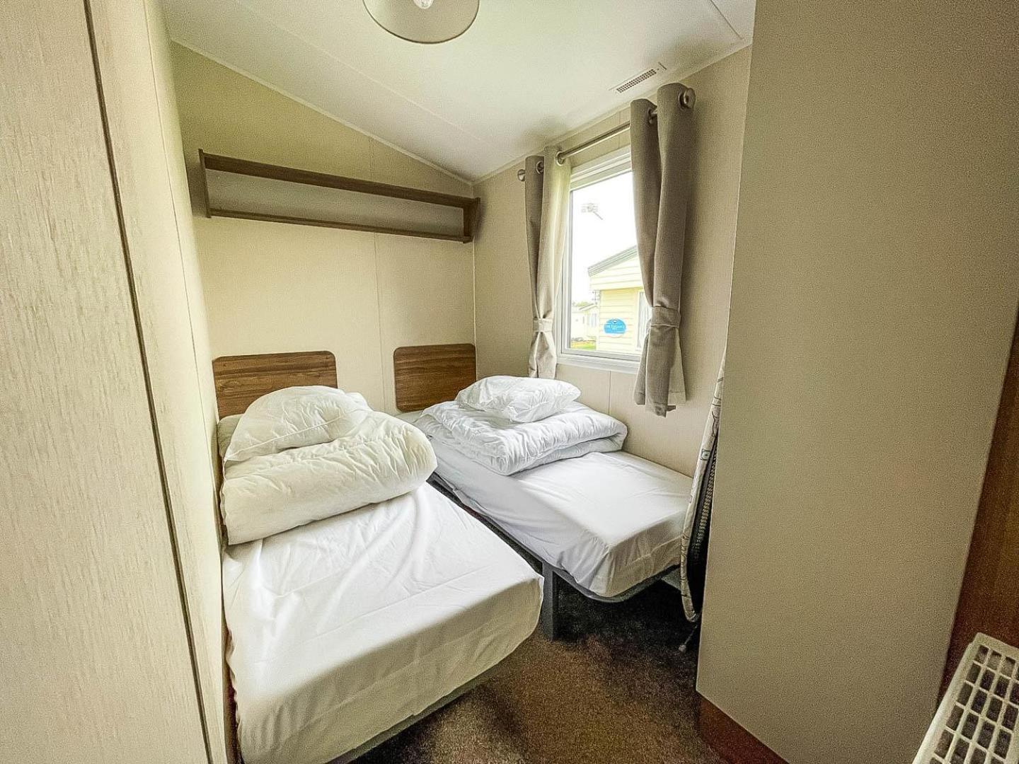 Campsite Superb 8 Berth Caravan For Hire At A Great Holiday Park In Norfolk Ref 50007a