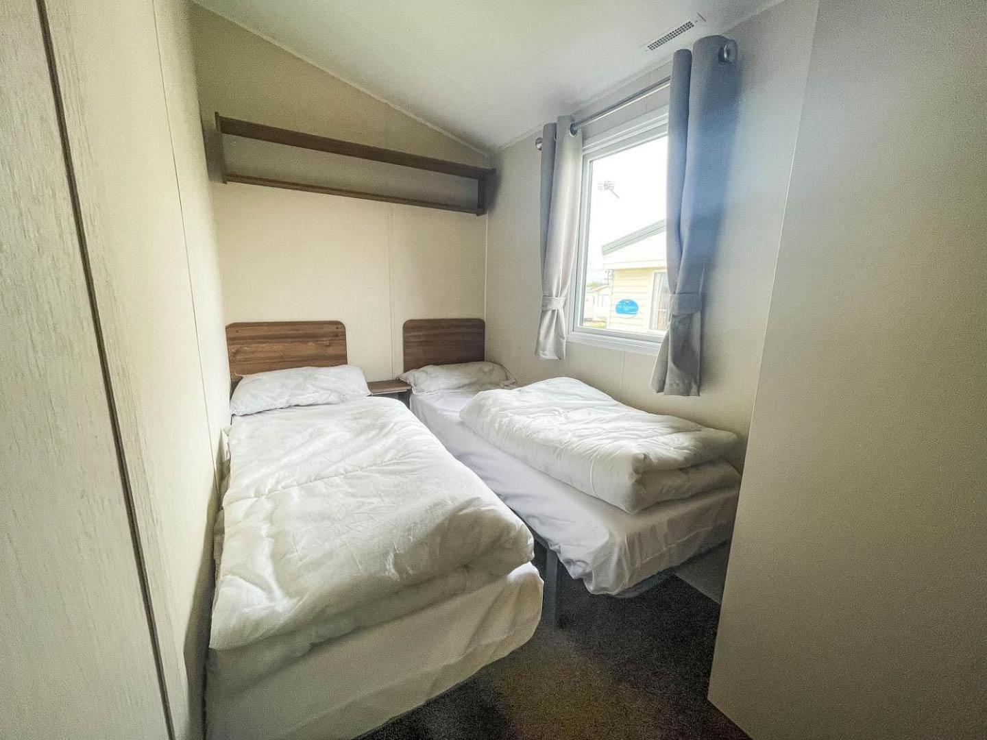 Campsite Superb 8 Berth Caravan For Hire At A Great Holiday Park In Norfolk Ref 50007a
