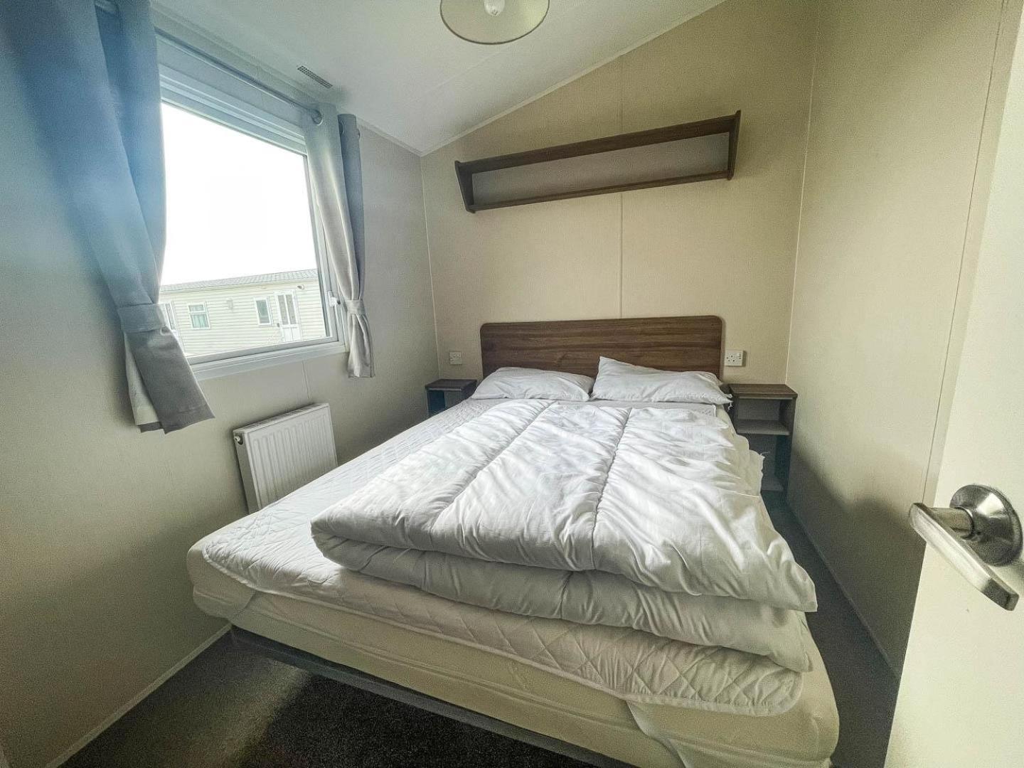 Superb 8 Berth Caravan For Hire At A Great Holiday Park In Norfolk Ref 50007a Campsite