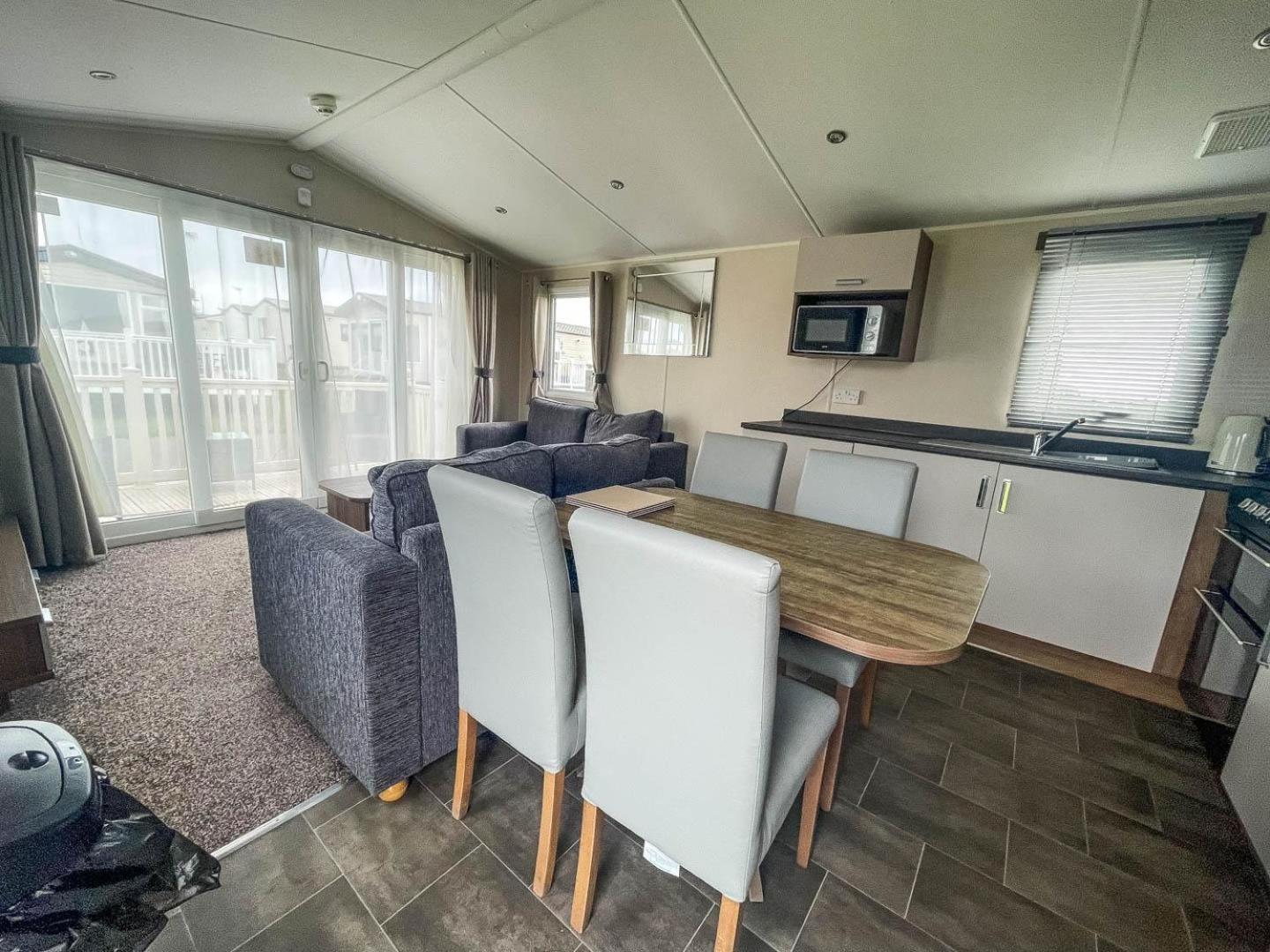 Superb 8 Berth Caravan For Hire At A Great Holiday Park In Norfolk Ref 50007a