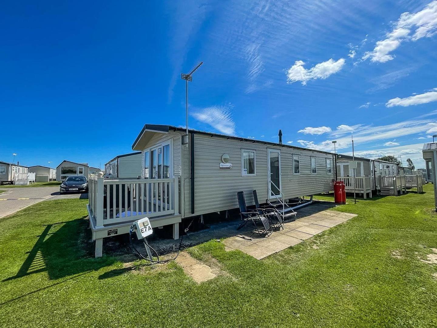 Superb 8 Berth Caravan For Hire At A Great Holiday Park In Norfolk Ref 50007a Campsite *