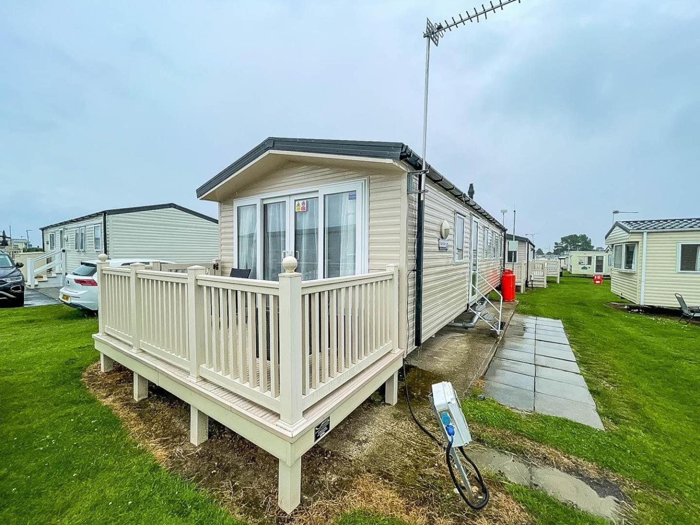 Campsite Superb 8 Berth Caravan For Hire At A Great Holiday Park In Norfolk Ref 50007a Great Yarmouth